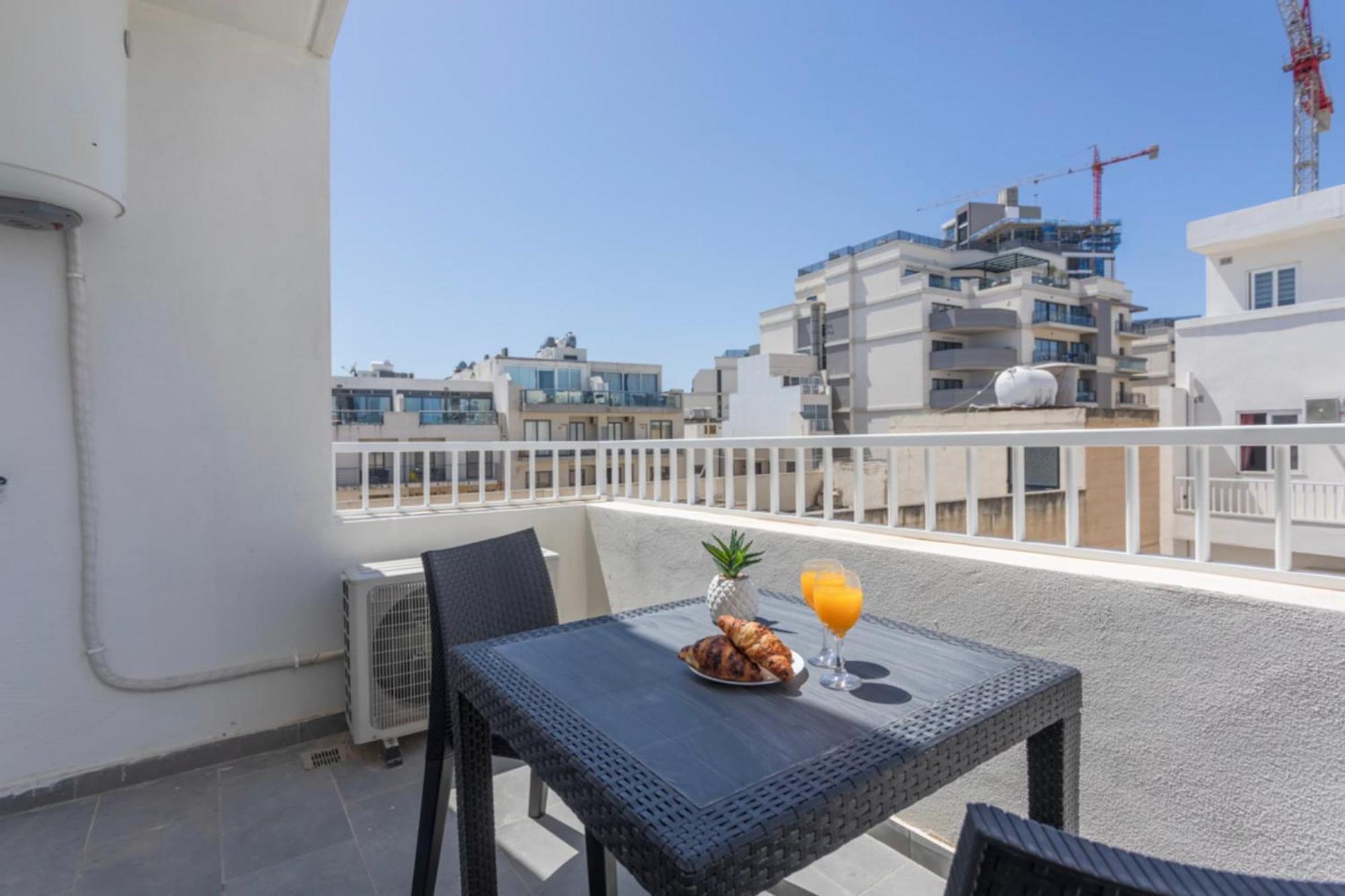 Bnbnova - Lovely Saint Julian With Terrace Apartamento *