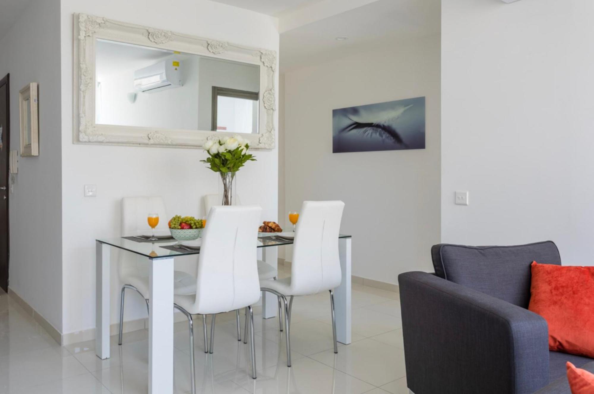 Bnbnova - Lovely Saint Julian With Terrace Apartamento San Julián
